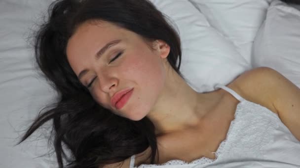 Visão Alto Ângulo Homem Mulher Dormindo Cama — Vídeo de Stock