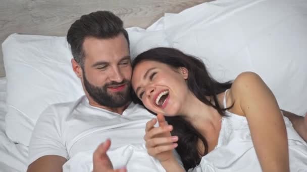 Visão Alto Ângulo Homem Feliz Deitado Com Namorada Sorridente Cama — Vídeo de Stock