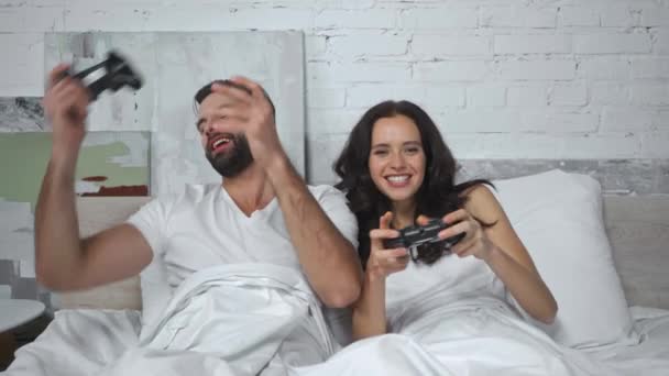 Kyiv Ukraine November 2020 Чоловік Грає Відеоігри Щасливою Дружиною Ліжку — стокове відео