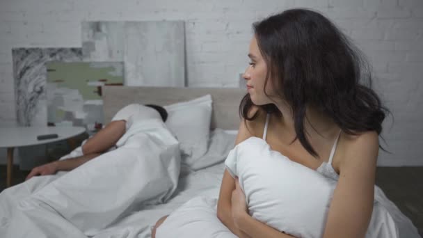 Mujer Triste Sentada Cama Arrojando Almohada Sobre Marido Dormido — Vídeos de Stock