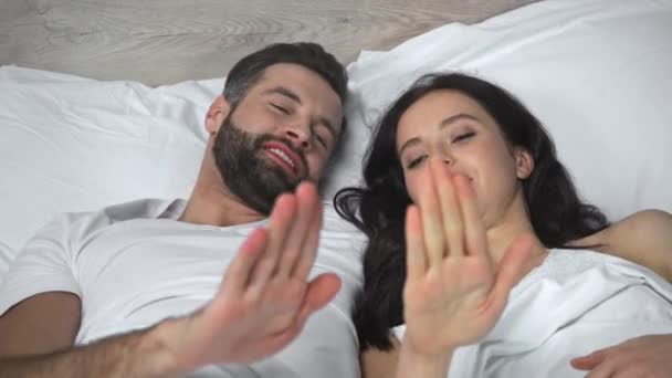 Couple Heureux Couché Sur Lit Jouer Jeu Ciseaux Papier Roche — Video