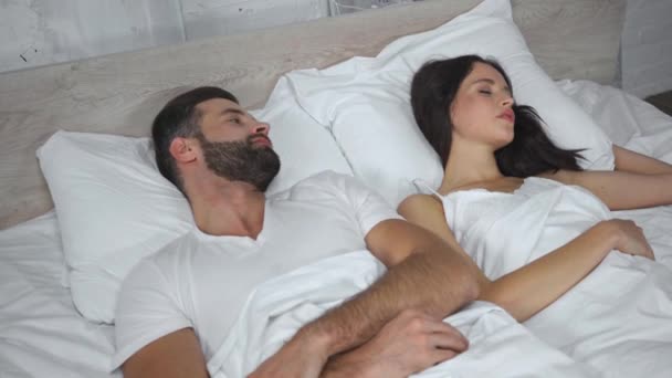 Homem Barbudo Mensagens Texto Smartphone Enquanto Procura Dormindo Esposa — Vídeo de Stock