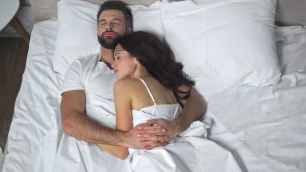 Vista Superior Homem Abraçando Esposa Morena Enquanto Dorme Cama — Vídeo de Stock