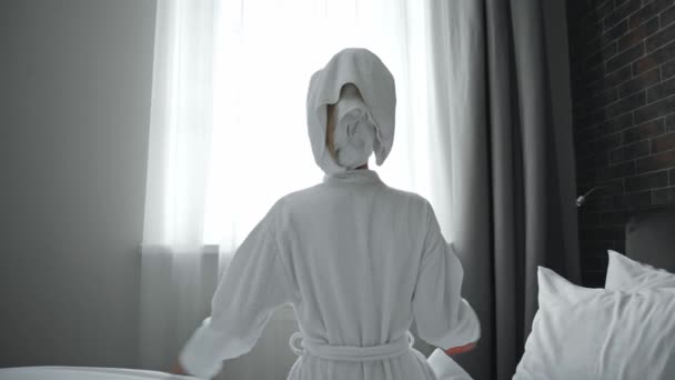 Vue Arrière Femme Peignoir Étirant Dans Chambre Hôtel — Video