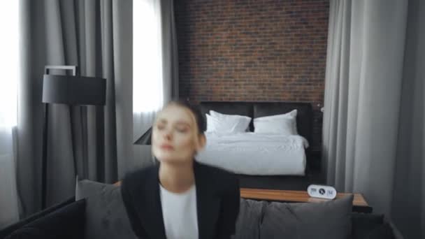 Wytatuowana Bizneswoman Formalnym Ubraniu Oglądanie Telewizji Hotelu — Wideo stockowe