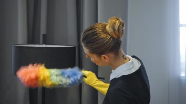 宾馆房间用刷子清洁灰尘的纹身女服务员 — 图库视频影像