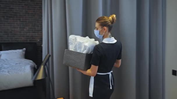 Junges Zimmermädchen Medizinischer Maske Mit Sauberen Handtüchern — Stockvideo