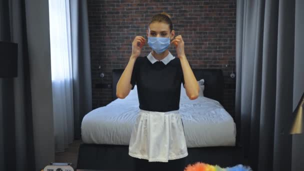 Mladá Pokojská Nošení Lékařské Masky Hotelovém Pokoji — Stock video
