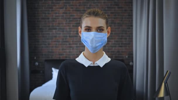 Young Chambermaid Medical Mask Looking Camera — Stock Video