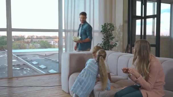 Vrolijke Vader Geven Kom Met Popcorn Voor Familie Bank Woonkamer — Stockvideo