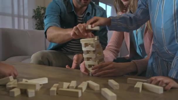 Vader Gesprek Met Familie Tijdens Blokken Hout Toren Spel Instorten — Stockvideo