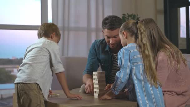 快乐的家庭在客厅里玩木塔游戏 — 图库视频影像