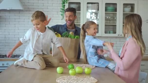 Pais Felizes Com Crianças Dançando Perto Saco Compras Com Mantimentos — Vídeo de Stock