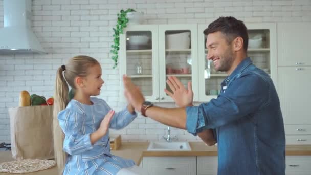 Boldog Apa Játszik Lánya Asztalon Közelében Bevásárló Táska Konyhában — Stock videók