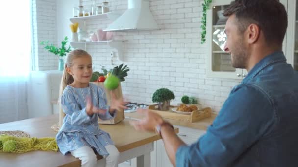 Pai Feliz Filha Jogando Maçãs Verdes Para Outro Cozinha — Vídeo de Stock