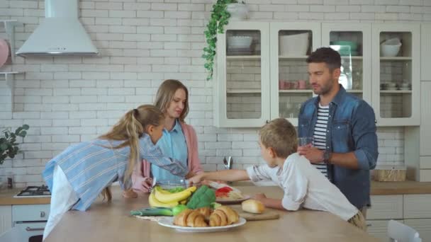 Família Sorrindo Conversando Enquanto Servia Mesa Durante Café Manhã Cozinha — Vídeo de Stock