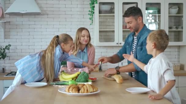 Sorrindo Pai Cortando Baguete Fazendo Sanduíches Para Crianças Cozinha — Vídeo de Stock