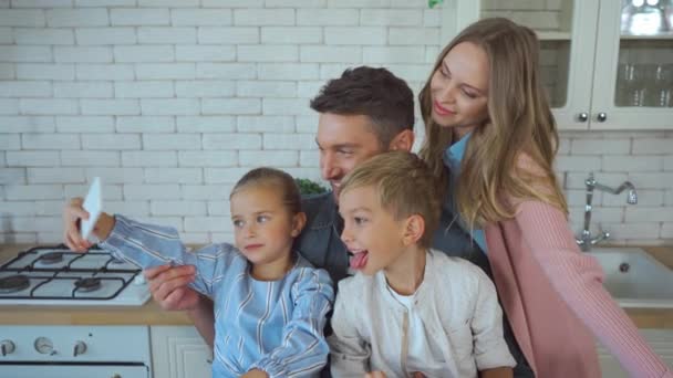 Hija Feliz Con Teléfono Inteligente Hablando Selfie Con Familia Cocina — Vídeos de Stock