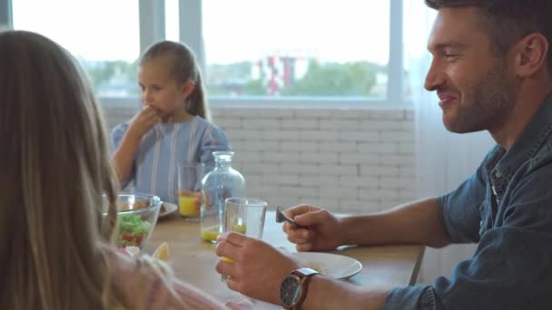 Ευτυχισμένος Πατέρας Τρώει Πρωινό Την Οικογένεια Στο Τραπέζι Στην Κουζίνα — Αρχείο Βίντεο