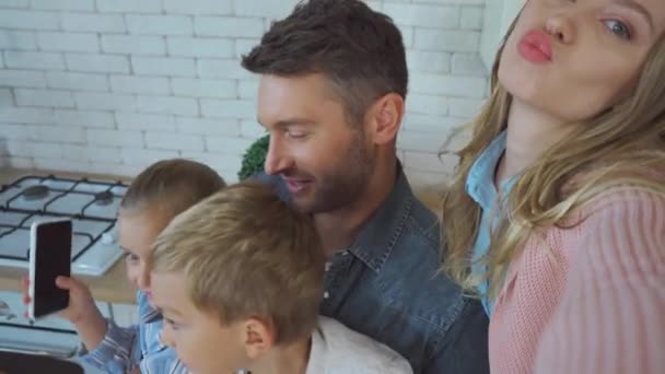 Szczęśliwa Rodzina Machającymi Rękami Mówiąca Patrząca Kamerę Kuchni — Wideo stockowe