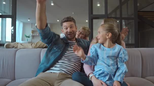 Gelukkig Familie Met Zwaaiende Handen Kijken Naar Camera Tijdens Video — Stockvideo