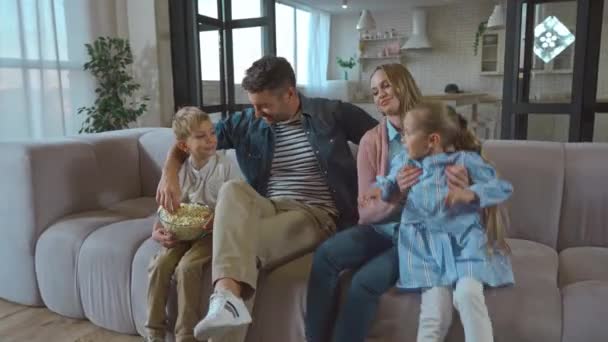 Weseli Rodzice Dzieci Rozmawiają Jedząc Popcorn Kanapie Domu — Wideo stockowe