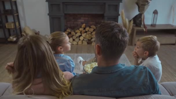 Vista Posterior Los Padres Con Niños Comiendo Palomitas Maíz Sofá — Vídeo de stock
