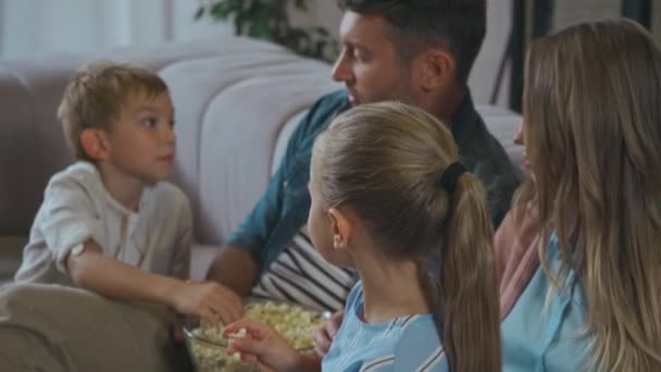 Família Sorrindo Conversando Com Filho Comendo Pipocas Sofá Sala Estar — Vídeo de Stock
