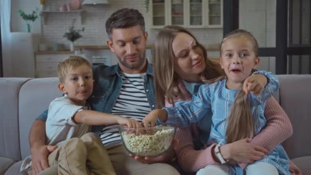 Familia Con Palomitas Maíz Hablando Mientras Mira Cámara Casa — Vídeo de stock