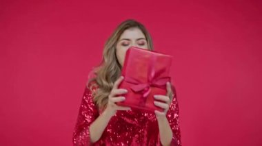 Pozitif kadın kırmızı ışıkta beklemede. 