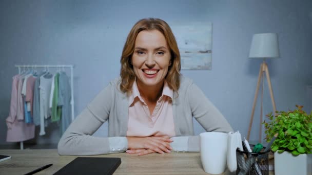 Glückliche Frau Wird Beim Skype Gespräch Wohnzimmer Überrascht — Stockvideo