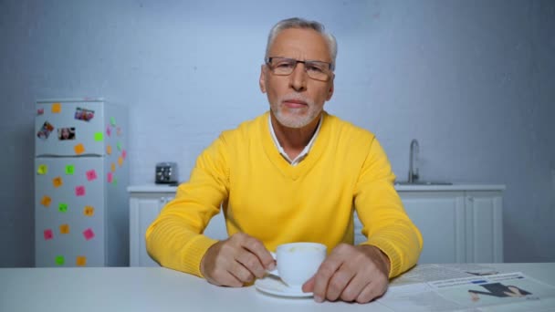 집중적 남자가 커피를 마시고 집에서 스카이프를 대화를 나누는 — 비디오