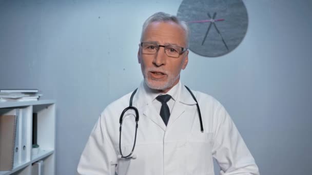 Médico Confiante Com Estetoscópio Falando Durante Chamada Skype Hospital — Vídeo de Stock