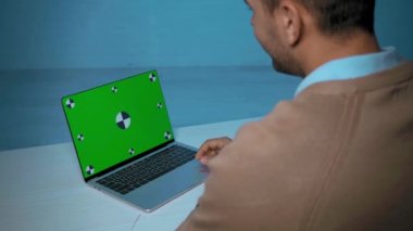 Masadaki Skype görüşmesi sırasında adamın dizüstü bilgisayarın yanında başını sallaması görüntüsü