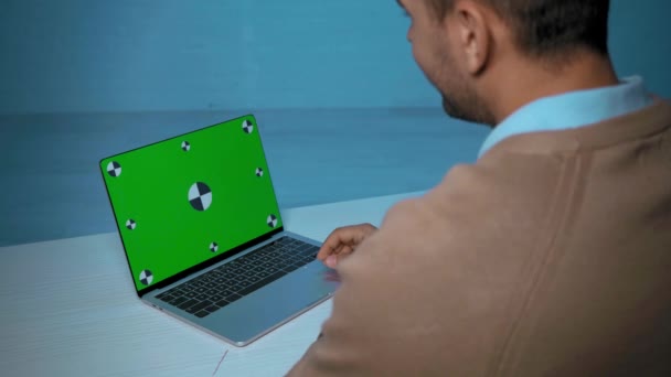 Обрізаний Вид Людину Кидається Біля Ноутбука Під Час Виклику Скайпу — стокове відео