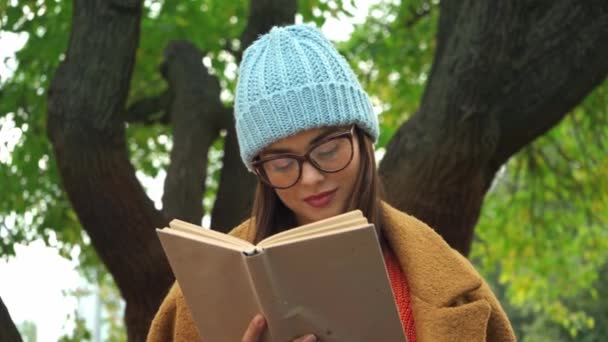 Joven Mujer Leyendo Libro Sonriendo Mientras Mira Cámara Parque — Vídeos de Stock
