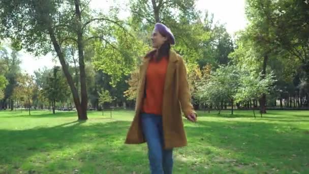 Mulher Feliz Roupa Outono Elegante Correndo Parque — Vídeo de Stock