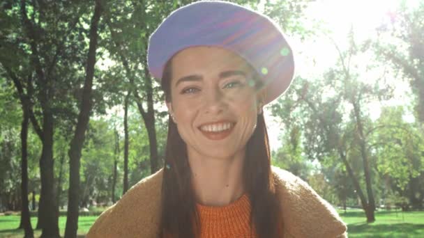 Wesoła Kobieta Uśmiechnięta Kamery Słonecznym Jesiennym Parku — Wideo stockowe