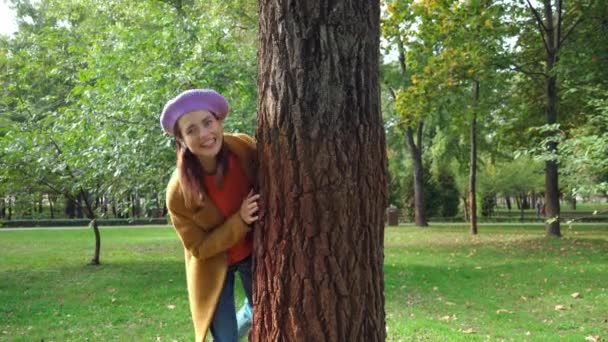 Wesoła Kobieta Chowa Się Bagażnikiem Drzewa Parku — Wideo stockowe