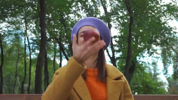 Wesoła Kobieta Żongluje Dojrzałym Jabłkiem Pokazuje Przed Kamerą Parku — Wideo stockowe