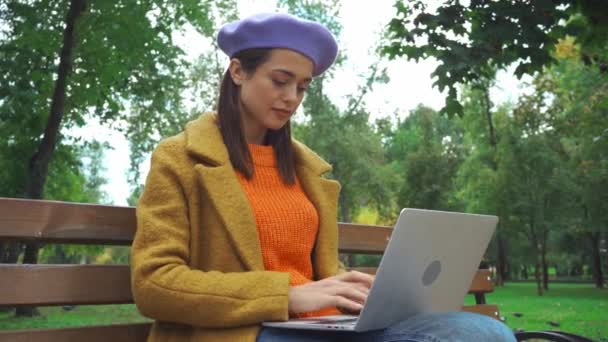 Frilansare Höst Outfit Skriva Laptop Bänk Parken — Stockvideo