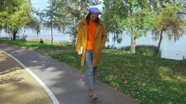 Mulher Feliz Roupa Outono Elegante Andando Parque Com Livro — Vídeo de Stock