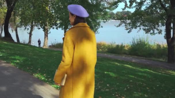 Młoda Stylowa Kobieta Jesiennych Ubraniach Spacerująca Parku Książką — Wideo stockowe