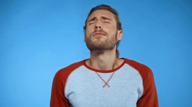 Mutlu bir adam mavi gözlerle izole edilmiş mis kokulu kokudan hoşlanır.