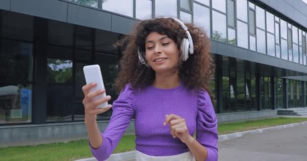 Feliz Mujer Joven Auriculares Inalámbricos Que Tienen Videollamada Fuera — Vídeos de Stock
