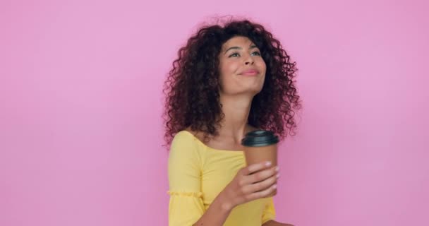 Encaracolado Jovem Bebendo Café Para Isolado Rosa — Vídeo de Stock