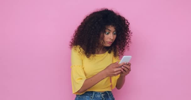 Chocado Jovem Mulher Mensagens Smartphone Isolado Rosa — Vídeo de Stock