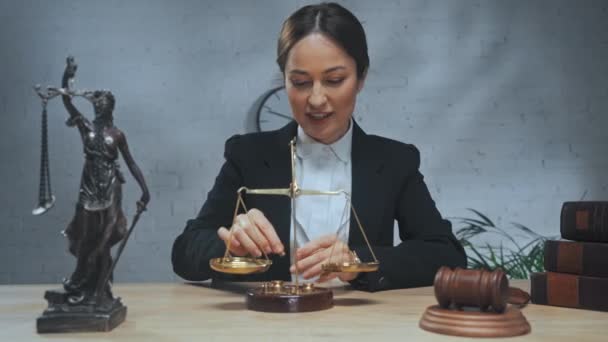 Sorrindo Juiz Usando Escalas Perto Livros Martelo — Vídeo de Stock