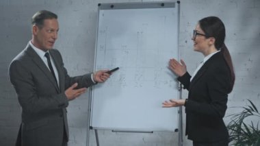 Avukatlar konuşuyor ve ofiste el sıkışıyor. 