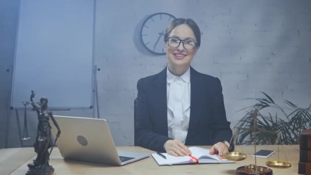 Χαμογελώντας Ασφαλιστικός Πράκτορας Δείχνει Χέρι Στο Γραφείο — Αρχείο Βίντεο
